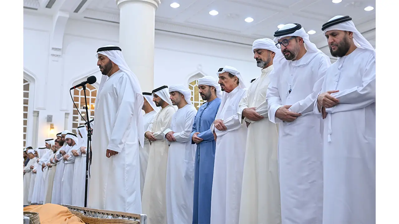حاكم عجمان وولي عهده يشاركان في جنازة منصور سيف الزعابي